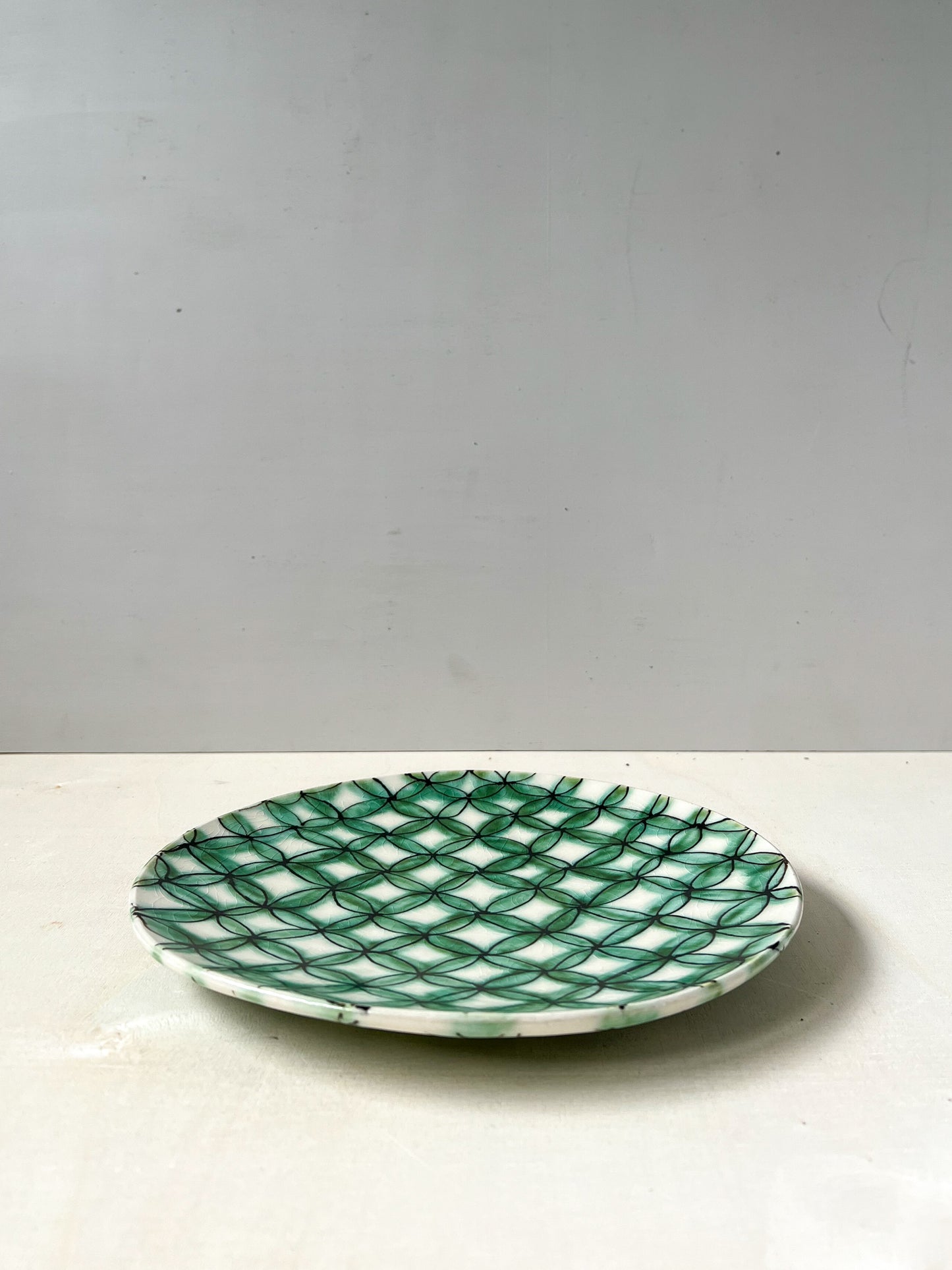 green sketched pattern dinner plate
