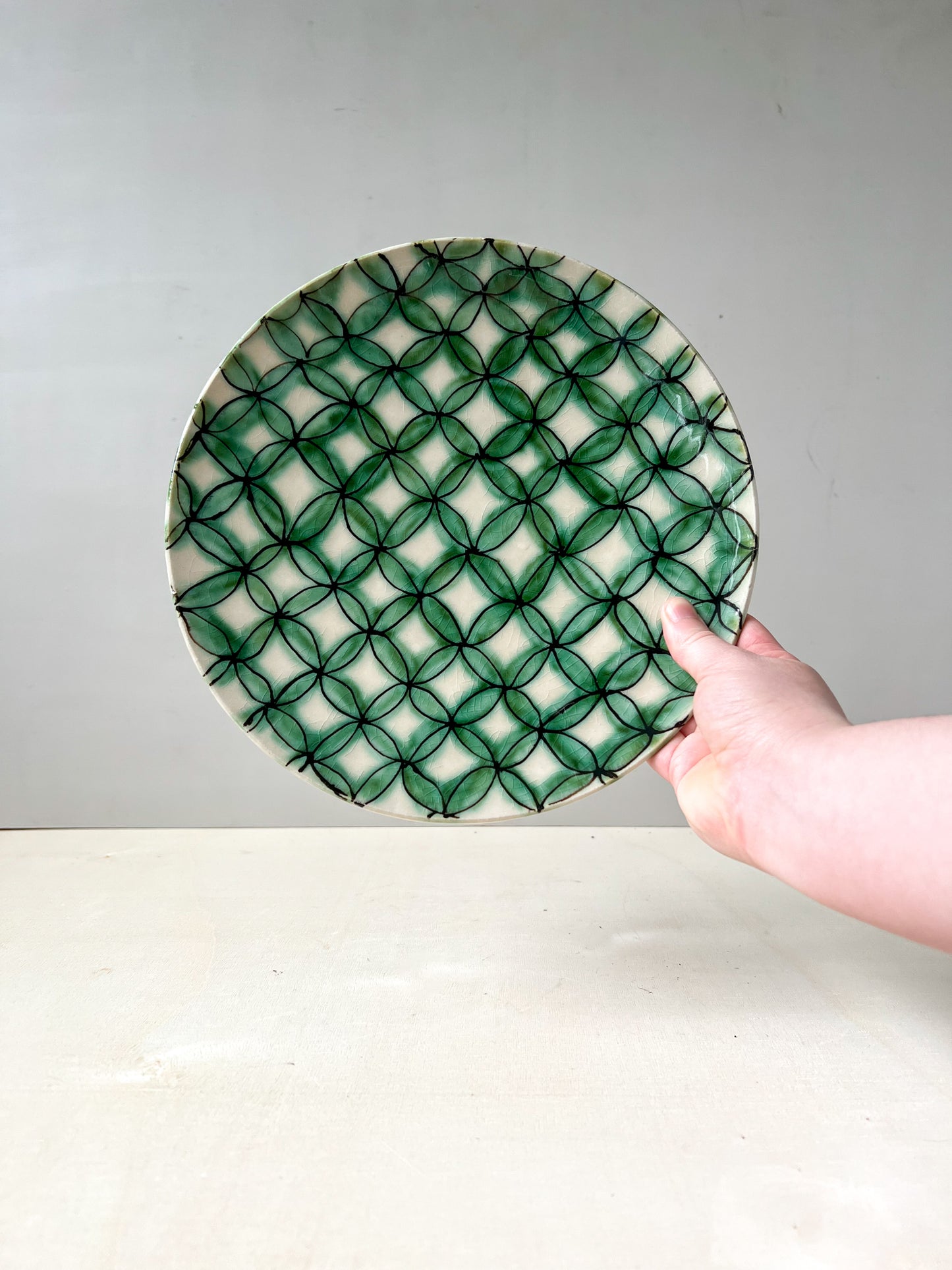 green sketched pattern dinner plate