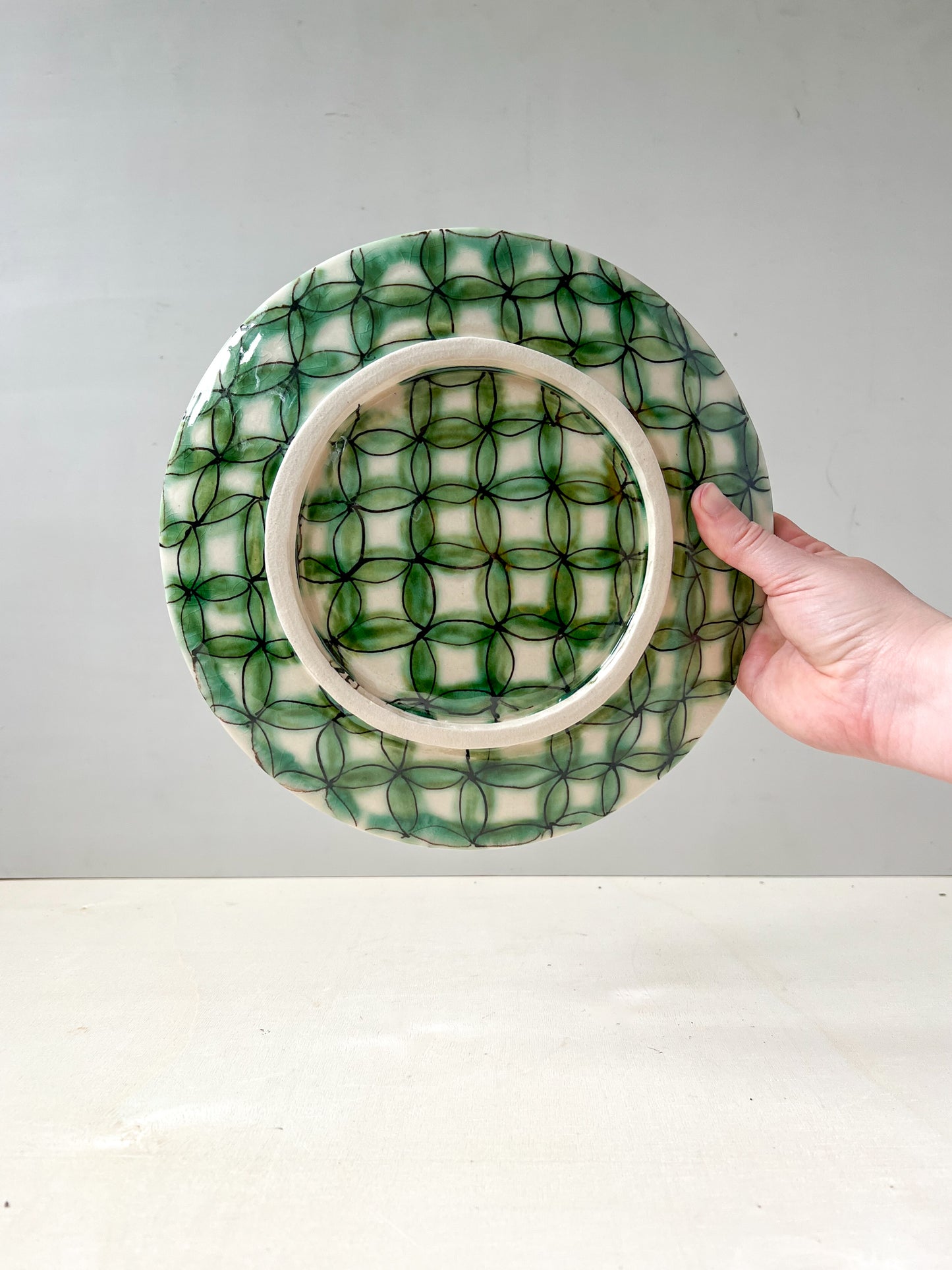 green sketched pattern dinner plate